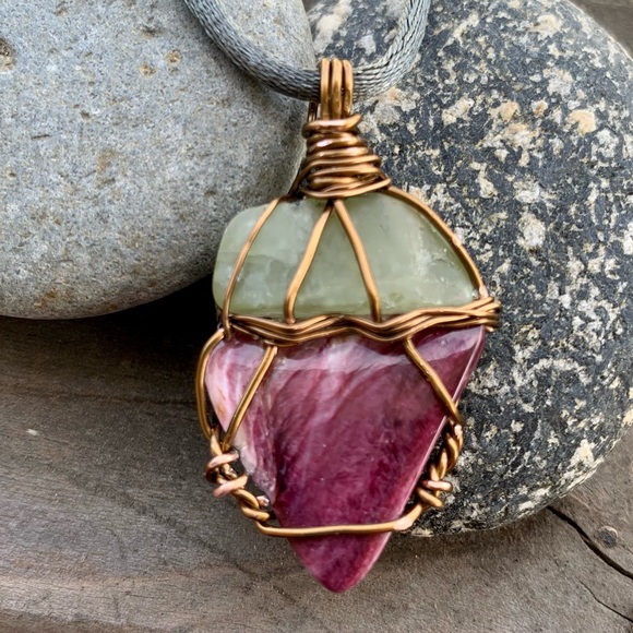 Prehnite and Spiny Oyster Shell Necklace - Picture 9 of 12